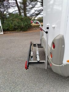 Porte-vélos fixé à l’arrière d’un camping-car