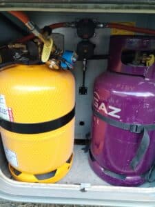 Deux bouteilles de gaz installées dans un coffre