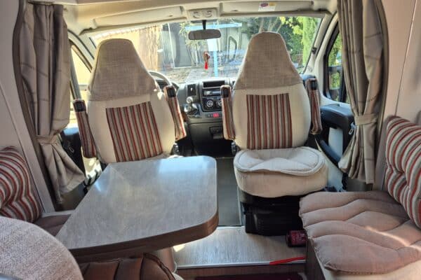 Intérieur d’un camping-car avec sièges avant pivotants
