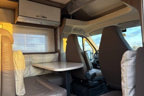 Intérieur de camping-car avec table et sièges