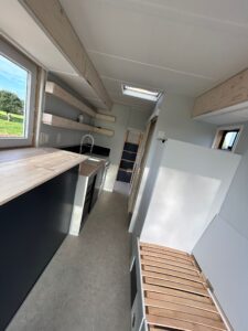 Cuisine compacte en tiny house lumineuse moderne