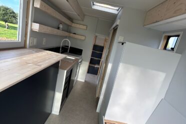 Cuisine compacte en tiny house lumineuse moderne
