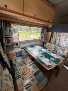 Coin repas de camping-car avec vue parc