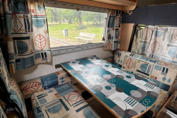 Coin repas de camping-car avec vue parc