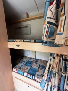 Lits superposés de caravane avec rideaux colorés