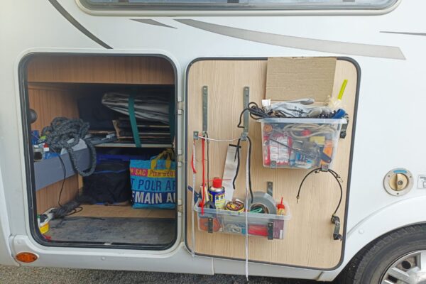 Soute de camping-car organisée avec outils et accessoires