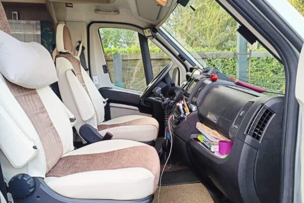 Intérieur cabine camping-car avec sièges avant
