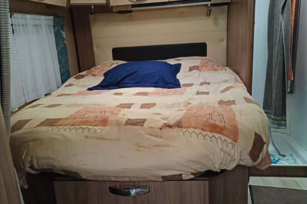Chambre de camping-car avec lit double et rangements