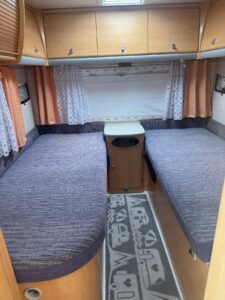 Intérieur de caravane avec deux lits simples