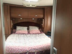 Chambre de caravane avec lit double fleuri