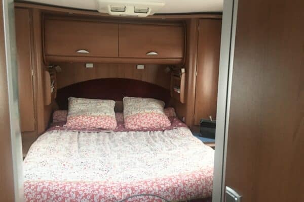 Chambre de caravane avec lit double fleuri