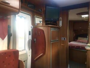 Intérieur chaleureux d’un camping-car avec couchage