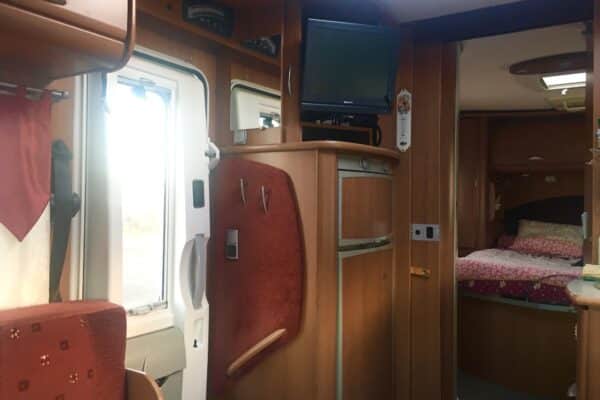 Intérieur chaleureux d’un camping-car avec couchage