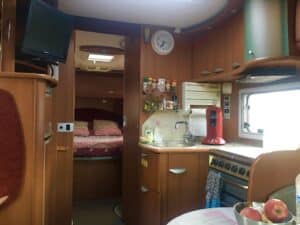 Intérieur de camping-car avec kitchenette et couchage