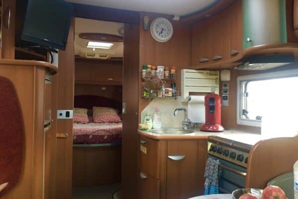 Intérieur de camping-car avec kitchenette et couchage