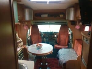 Intérieur de camping-car avec table et sièges avant