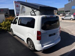 Van Citroën blanc avec toit relevable ouvert