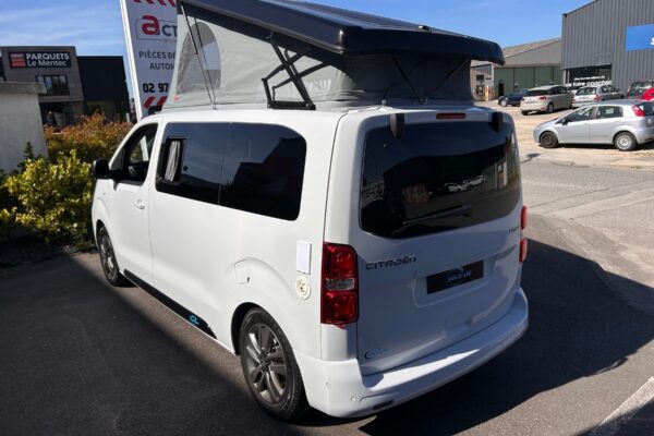 Van Citroën blanc avec toit relevable ouvert
