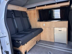 Aménagement intérieur de van avec banquette et kitchenette