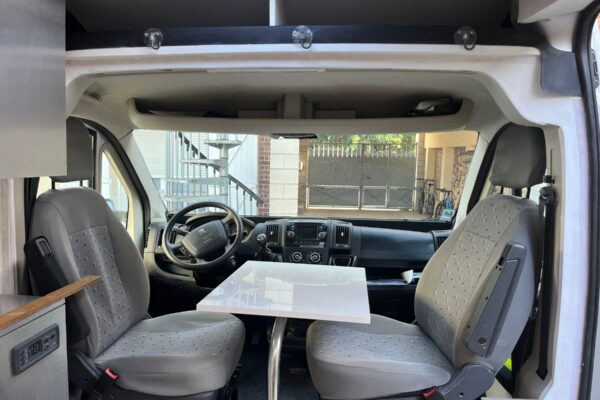 Intérieur de camping-car avec sièges pivotants et table