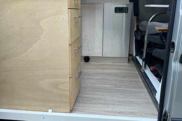 Intérieur aménagé de van avec rangements en bois