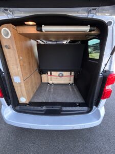 Aménagement intérieur d’un van avec rangements en bois