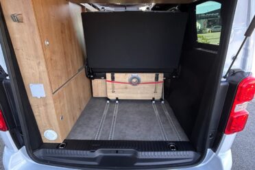 Aménagement intérieur d’un van avec rangements en bois