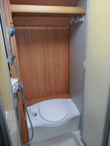 Petite salle d’eau avec douche et WC intégrés