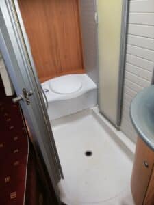 Petite salle de bain avec douche et WC