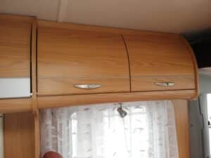 Placards en bois au-dessus d’une fenêtre