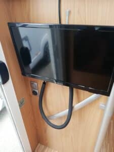 Téléviseur fixé sur panneau en bois
