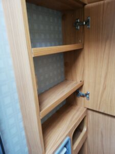 Intérieur d’un placard en bois avec étagères