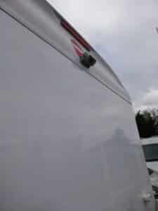 Caméra de recul sur camping-car blanc