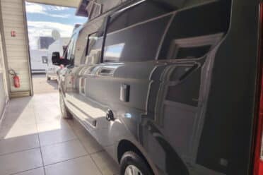 Kastenwagen Schwarz in einer hellen Garage