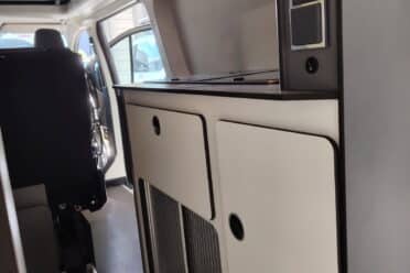 Innenausstattung von Campervan mit integrierten Ablagefächern