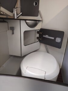 Petite salle de bain compacte avec WC et lavabo