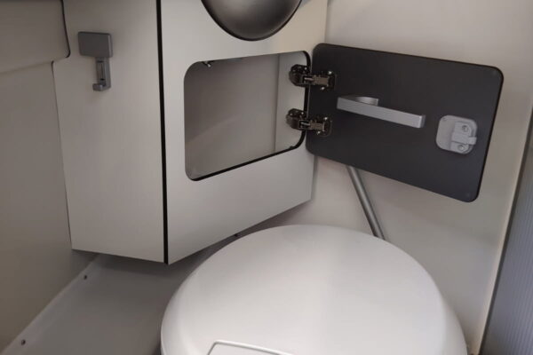 Petite salle de bain compacte avec WC et lavabo