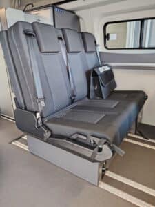 Banquette trois places avec ceintures dans un van