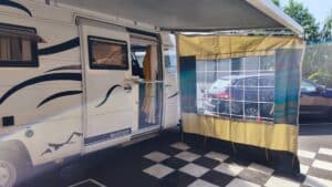 Camping-car avec auvent installé sur emplacement