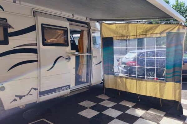 Camping-car avec auvent installé sur emplacement