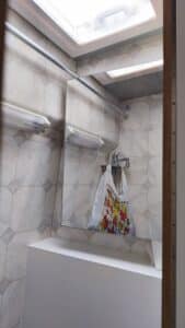 Petit lavabo avec miroir et sac coloré