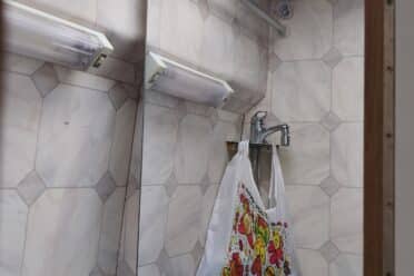 Petit lavabo avec miroir et sac coloré