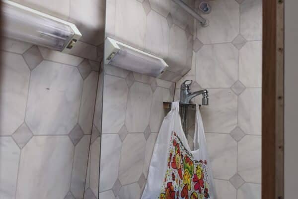 Petit lavabo avec miroir et sac coloré