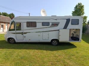 Camping-car Pilote G740 garé sur pelouse