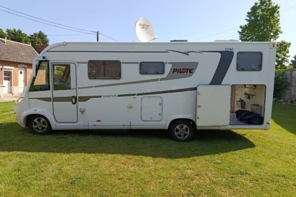 Camping-car Pilote G740 garé sur pelouse