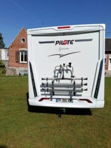 Arrière d’un camping-car Pilote avec porte-vélos