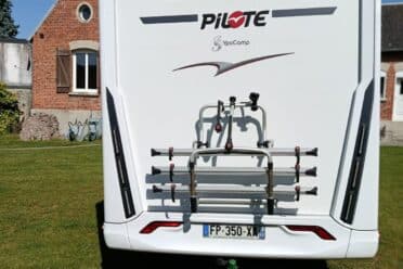Arrière d’un camping-car Pilote avec porte-vélos