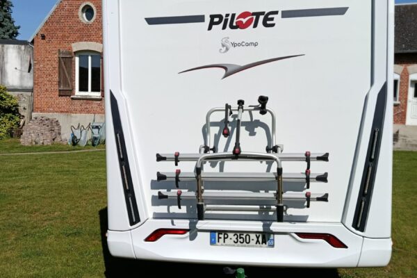 Arrière d’un camping-car Pilote avec porte-vélos