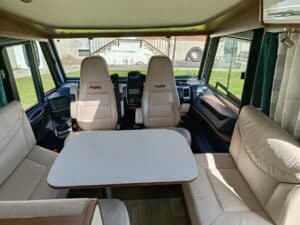 Intérieur moderne de camping-car avec salon et cockpit