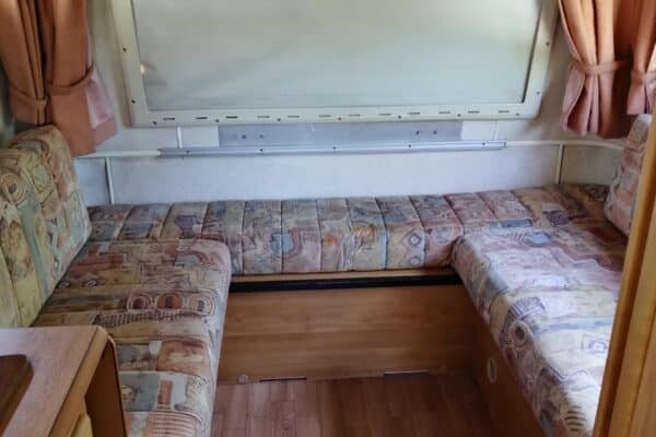Coin repas de caravane avec banquettes en U